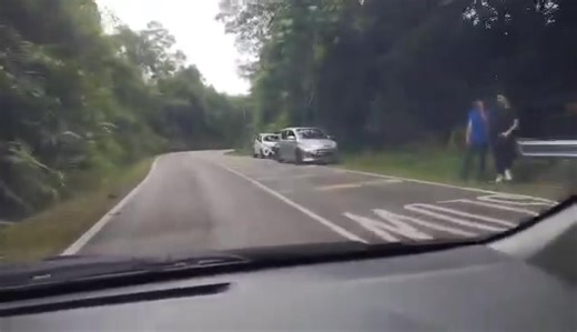 Assalamualaikum tuan admin....Ada kemalangan kat area selekoh s politeknik 10.15am | Sarawak Roads Update