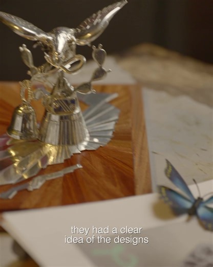 In operation for 81 years, the silversmithing skills of the Plata Villa atelier's artisans in Mexico City were called upon to produce butterfly jewelry for the Cruise 2024 collection on.dior.com/cruise-2024 by Maria Grazia Chiuri. Featuring techniques such as fretwork and chasing, depictions of these highly symbolic insects were made by hand from Mexican silver as chokers and long necklaces as well as belt buckles. © Video: Urdimbre Audiovisual Photo: Ximena Del Valle Our sincere thanks to all t