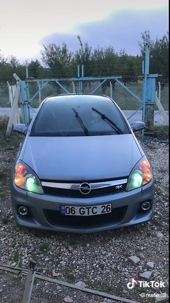 Opel Astra GTC Panoramic Roof Features | Car Touring Video