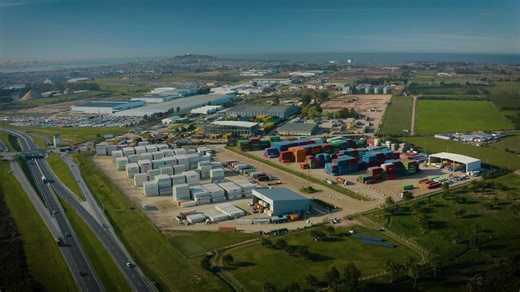 Looking to keep your costs under control? With our Eco Reachstacker, you can do exactly that. Kalmar offers a fuel saving guarantee that gives you an overview of the average fuel consumption based on your own cargo handling drive cycle. This means helping you plan with confidence. The package also includes driver training for more efficient operations and connection to Kalmar Insight, giving you clear visibility of your machine’s performance. A smarter way to save money and stay in control. Disc