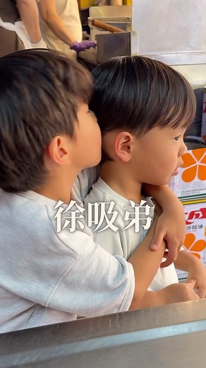 鷹式一家 on Instagram: "上次爸爸剛牽大黃蜂的時候 馬上就帶我們來基隆廟口夜市 我有印象我曾經來過基隆廟口夜市 但我沒有任何在那吃東西的記憶 所以我們一踏入基隆廟口夜市 就開始把手機打開搜尋 基隆廟口必吃攤位 或是看哪一攤人很多就去吃 但不管如何最開心的都是孩子們 自從開始帶他們逛夜市之後 只要聽到要去夜市他們就會超開心 #基隆 #基隆廟口 #基隆廟口夜市 #夜市 #夜市人生"