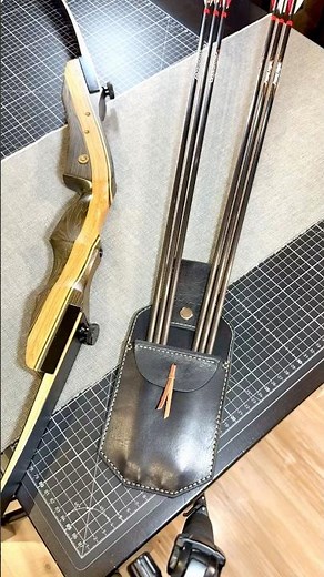 This is my bow — and this is the back-pocket leather quiver I made using my own pattern 🎯🧵