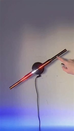 PUNTO NARANJA 🧡 HOGAR, DECORACIÓN, PRODUCTOS INNOVADORES on Instagram: "Proyector de ventilador holográfico 3D (también conocido como pantalla publicitaria LED holográfica), que proyecta imágenes y vídeos en 3D que parecen flotar en el aire. Crea un efecto visual realista sin bordes ni fondos, ideal para publicidad y eventos. Las imágenes se generan mediante luces LED en una barra giratoria que aprovecha la persistencia de la visión humana. Suele ser compatible con control WiFi, control 