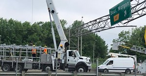 Highway 40 reopens after truck clips traffic sign in West Island