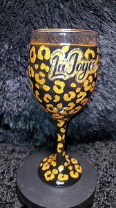 Custom Glitter Peekaboo Wineglass #diy #glitter #wineglass #epoxy #diy | Brance So Craftee