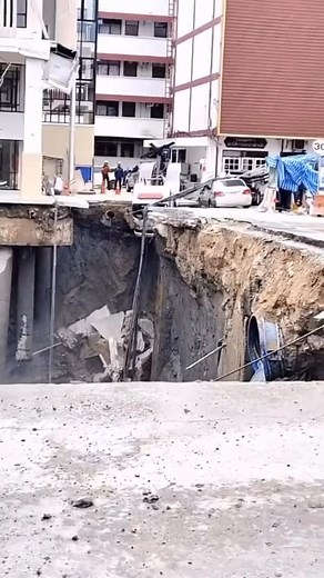 Sinkhole causes full road collapse in Bangkok 👀 | Cars247