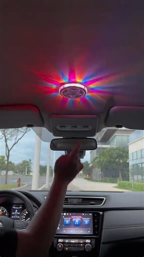 💡 Oletko kyllästynyt työkaluilla vaurioituneisiin sisätiloihin, himmeisiin yksitoimisiin tehdasvaloihin, johtojen rajoituksiin, hankalaan lataamiseen tai epävakaaseen asennukseen kuoppaisilla teillä? Tämä auton sisäkaton valo on asennettavissa ilman työkaluja magneettisesti, siinä on 4 staattista 2 dynaamista valaistustilaa, se on kannettava kädessä pidettävä, USB Type-C -ladattava, 36 W 5 V, kompakti 100 × 20 mm kokoinen eikä vaurioita sisätiloja. Valaise ajosi milloin tahansa, missä tahansa j