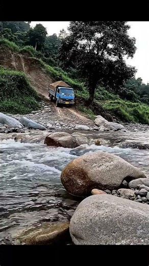 Truk muatan pasir terobos jalur sungai #viral #shorts #truck