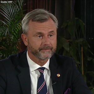 Die Aussage von Sebastian Kurz, dass das Virus mit dem Auto nach Österreich kommt, ist einfach lächerlich. Nach monatelanger Angst- und Panikmacherei vermiest die schwarz-grüne Regierung den Österreichern nun auch noch den wohlverdienten Urlaub. Eine erneute überzogene Maßnahme! Was unser FPÖ-Obmann Norbert Hofer anders gemacht hätte, hört ihr in diesem kurzen Video! 😉 | FPÖ