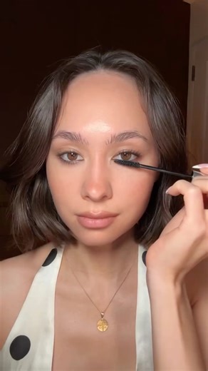 Zoe Kim Kenealy on Instagram: "BED HEAD makeup tips. Inspired by emrata makeup. These tips will allow you to get your full face of makeup to look a little more lived in and sultry Products MCo Beauty grip illuminating primer Naked Sundays tinted sunscreen REM Beauty plumping lip gloss MCo Beauty instant contour cream bronzer MCo Beauty super glow bronzing drops Polite society palm royale cabana bronzer Freck faux freckles Shades by Shan blush palette, apricot Mac stone lip liner and oak lip line