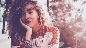 Frisuren für Naturlocken: 7 wunderschöne Styling-Ideen!