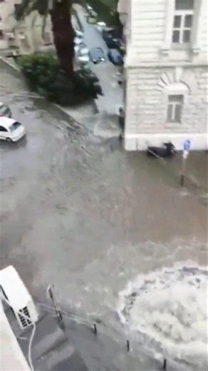 😱🔴The streets of #Split (Croatia) turn into rivers after ⛈️ heavy rainfall !