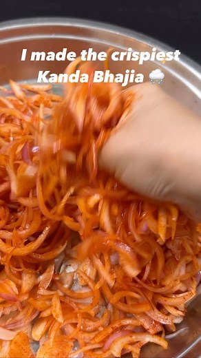 Kanda Bhajiya Crispy monsoon recipe live on my youtube channel Kanaks Kitchen Hindi #kandabhajiya #kanakskitchen #recipeoftheday #reelsindia #monsoonspecial | Kanak's Kitchen