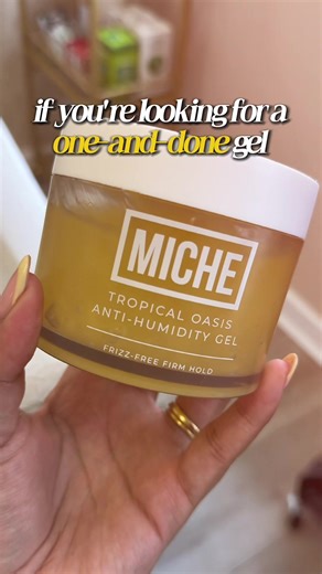A gel that's definitely in my top 5 of strong hold gels? @MICHE Beauty anti-humidity gel FOR SURE. One-and-done? Check ✅ Definition? Check ✅ Long-lasting hold? Check ✅ Humidity proof? Double check ✅✅ There’s a reason this is one of my stylist favourites. If you didn’t know… get to know! 😍 And yes: it comes in different (limited-edition) scents too. The OG (one in the video) and