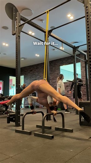 Who Says Calisthenics & Yoga Don’t Mix? Strength & Flexibility in Straddle Press Handstand