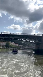 🌊✨ ¿Te atreves a descubrir Bilbao desde el agua? La ría es el alma de la ciudad, y no hay mejor manera de vivirla que en barco, remando en kayak o paseando junto a ella. 🚤🛶 ¿Listo para explorar Bilbao de una forma única? ¡El agua te espera! 🌉 𝐄𝐔| 🌊✨Bilbo uretatik ezagutzera ausartzen zara? Itsasadarra hiriaren arima da, eta ez dago hura bizitzeko modu hoberik itsasontziz, kayakean arraunean edo haren ondoan paseatuz.🚤🛶Bilbo modu paregabean esploratzeko prest? Ura zain duzu!🌉 𝐄𝐍|🌊✨Do