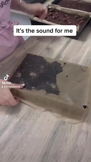 That sound of cutting up brownies just gets me every time .. #asmr #amsrsounds #satisfying #satisfyingvideo #baker #bronwies