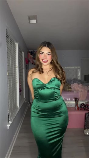 Susana Rodriguez on Instagram: "Merry Christmas 🎄 subscribe to my Fanfix for a gift 🎁"