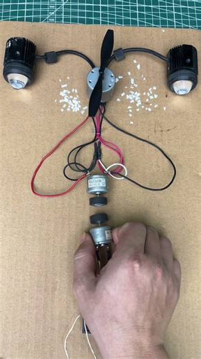 Power the two LEDs and the motor using a dynamo #dcmotor #shorts #generator