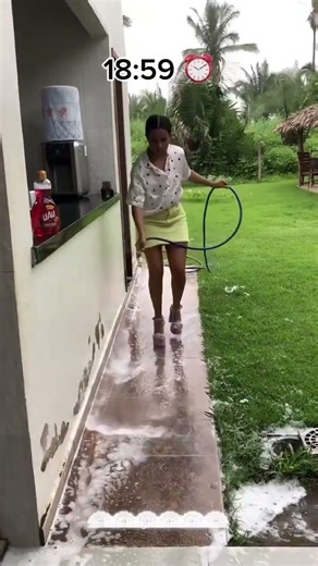 Can this woman clean the whole house in just one minute? ⏱️🧹#houseclean #cleaning #woman #home