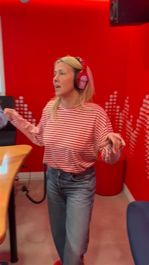Véronique et les Fantastiques on Instagram: "Quand on joue « Achy Breaky Dance » de Steph Carse, ça fait vibrer le studio ! 🎶 Quel est VOTRE chanson nostalgique ? 👀"