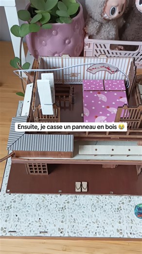 Jour 5 de ma Sakura House… et c’était clairement la journée des galères. Entre pièces cassées, mur collé à l’envers et plafond récalcitrant, j’ai tout donné… 😅 Heureusement la miniature tient encore debout ! #MiniatureDIY #Action #Modelisme #CraftingLife #booknook