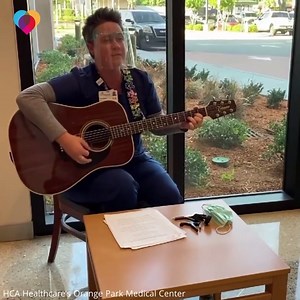 Singing nurse, Shondra Diggett, performs for patients and hospital guests. “It is fulfilling to be able to be a bright star on a dark day for those hurting, frightened and lonely,” she said ❤️ | The Uplift