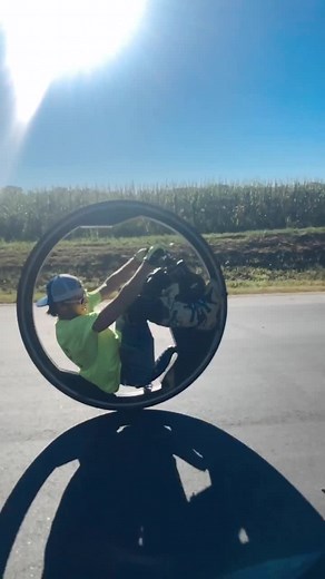 Cruising around on my monowheel 🤙☀️ Who wants try and ride one?? #motorsportchallenge #stunts #engineering #futuristic