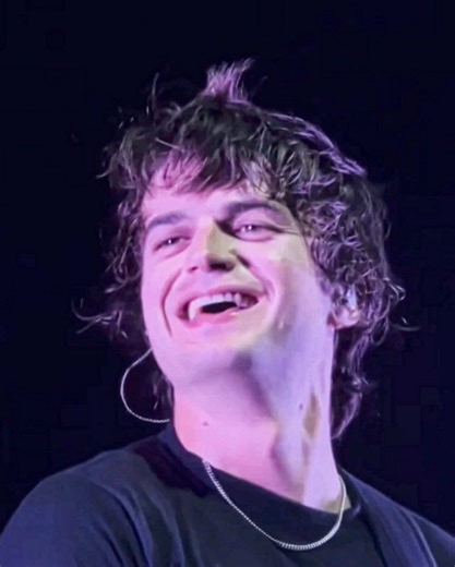 this man is always feeling himself and i FCKING CANT GET ENOUGH OF IT #joekeery #djoedit #djo #joekeeryedit #steveharrington joe keery djo concert edit