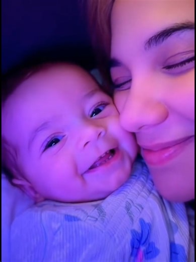 Querida mamita, No hay palabras en este mundo que puedan aliviar el abismo que se ha abierto en tu corazón tras la partida de nuestra amada Cachetona. Desde que supe la noticia, me he sentido como si una parte de mí se hubiera ido con ella. No puedo dejar de llorar, cada lágrima es un reflejo de lo mucho que la amé, de lo mucho que significó en nuestras vidas. Quiero que sientas, en este momento tan duro, un abrazo infinito de mi parte. Aunque ella ya no esté aquí, su luz, su risa y su amor jamá