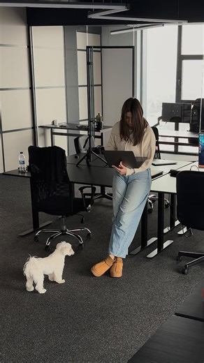 Alia Koroliuk 🦈 on Instagram: "Я 24/7 душу себе думкою, що роблю недостатньо🥹 👉🏻Що могла б більше, швидше, краще Що на свій вік мала б мати вже інші результати Іноді здається, ніби всі навколо летять, а я йду пішки Ніби часу мало, можливостей мало, а вимог до себе — забагато))) Але правда в тому, що ми рідко помічаємо свій шлях Бачимо тільки те, чого ще немає, і майже ніколи — те, що вже змогли 🚀 Я вчуся не воювати із собою щодня Робити крок, навіть маленький, і дозволяти собі бути людиною,