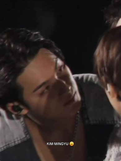 The way mingyu look at vernon and pulling dino closer to him 😩😩 #mingyu #kimmingyu #seventeen17_official #fyp #foryoupage