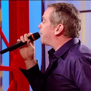 Garou met l'ambiance avec le public de Chabada. | La Fête de la Chanson Française