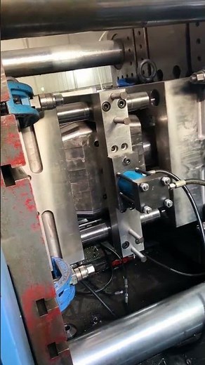 Plastic Cylinder Injection Molding - 3 Plate Mold & Half Block