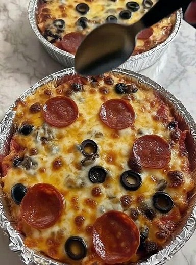 Crustless Pizza Bowl My husband took one bite and said: “Oh my god, Betty, this is fantastic!” ...and then whispered, “I’m actually hoping the kids don’t like theirs now.” 😂 So yeah — it’s that good. Cheesy, saucy, low-carb perfection. No crust, no fuss. Just pure pizza joy. 🍅🧀🥓 📌 Recipe in First (c.o.m.m.e.n.t) ⤵️ Tag a pizza lover who needs this in their life! | W-W Points Recipes