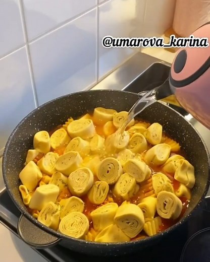 ЕДА 🍝 РЕЦЕПТЫ 🍹БАР🍰 ДЕСЕРТ on Instagram: "Мы называем это блюдо 'Штрули' 😋 ⠀ Поделитесь как называете его вы? В любом случае,это очень вкусно😅 ⠀ Буду благодарна,если поддержите лайком и любусеньким комментарием🥰 БЛАГОДАРЮ и ценю🤍 ⠀ __________________________________ Понадобится: Для теста: 🌶200 мл.воды 🌶2 яйца 🌶1ч.ложка соли 🌶Мука ⠀ Для зажарки: 🌶Мясо -любое 🌶Лук 🌶Морковь 🌶Перец 🌶Томатная паста 🌶Картрфель 🌶Специи 🌶Кипяток ⠀ Приготовление: Сначала замешиваем тесто.Соединяем вод