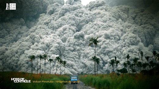 Filipínská sopka Pinatubo vybuchla 30. listopadu 2021 v okamžiku, kdy k ní cestovala skupina novinářů. Z pořízených záběrů mrazí v zádech. Dokument Mimo kontrolu najdete tady ➡ https://iprima.tv/mimo_kontrolu | Prima ZOOM