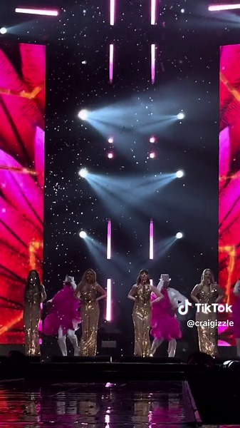 Tributo a Sarah Harding en The Girls Aloud Show