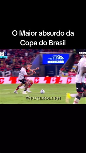 Flamengo had blatant help from Daronco. Saul had no choice but to be sent off immediately. Absurd.