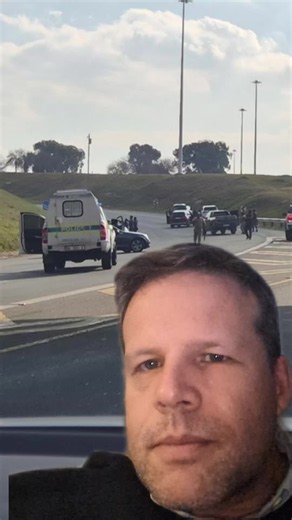 Drie verdagtes is Donderdag op die N3 tussen Johannesburg en Pretoria doodgeskiet ná 'n skietgeveg met die polisie naby die Buccleuch-wisselaar. Polisie het inligting ontvang oor 'n groep mans wat in drie afsonderlike voertuie rondom winkelsentrums ry. Die mans word daarvan verdink dat hulle by die sogenaamde