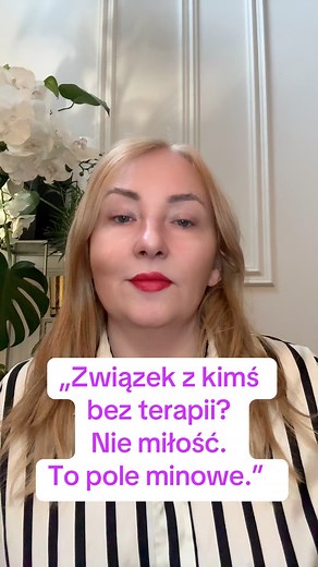 Nie naprawisz relacji, jeśli jedno z was wciąż żyje w trybie przetrwania. Terapia to nie kara – to warunek, żeby miłość nie była kolejnym odwykiem. Nie uczysz się kochać ludzi. Uczysz się przestać się ich bać. Bo dopóki kochasz tylko wtedy, gdy masz kontrolę – to nie miłość. To twoje stare przetrwanie w nowym ubraniu. 💬 Jeśli ciągle boisz się, że ktoś Cię zostawi — to znak, że jeszcze sama nie wróciłaś do siebie. 👉 Czas to przepracować. Nie potrzebujesz kolejnej iluzji, tylko lustra, które nie