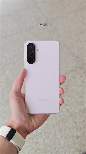 Keunggulan OneUI untuk Penggunaan Satu Tangan