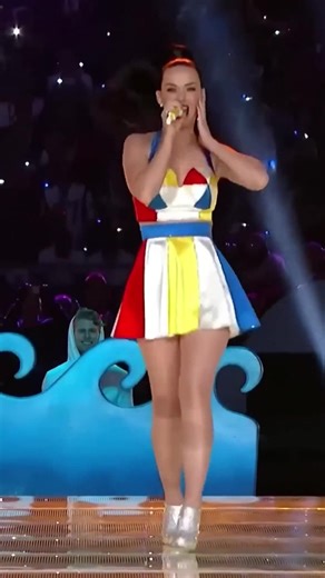 Katy Perry Ten Second Super Bowl Outfit Change Remains Iconic Performance Milestone. The music world is once again celebrating Katy Perry for her legendary efficiency during the Super Bowl XLIX halftime show. Fans are revisiting the viral footage of her seamless transition from the flame-themed opening dress into her famous beach-ball inspired ensemble. This high-speed wardrobe swap required absolute precision from her backstage crew to keep the record-breaking production on schedule. Even years