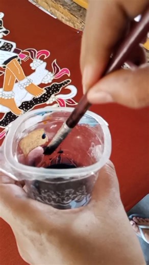 Mewarnai Batik Tulis: Teknik Colet Kuas