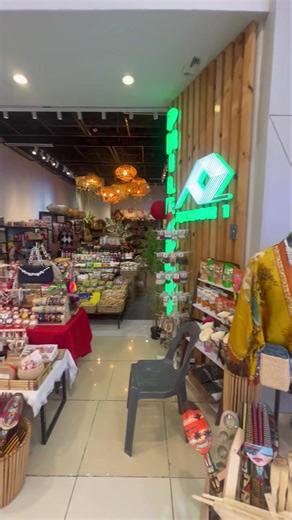 𝗕𝗮𝘀𝗸 𝗶𝗻 𝘁𝗵𝗲 𝗯𝗲𝗮𝘂𝘁𝘆 𝗼𝗳 𝗰𝗿𝗮𝗳𝘁𝘀𝗺𝗮𝗻𝘀𝗵𝗶𝗽. ✨ Each 𝗖𝗿𝗮𝗳𝘁𝗲𝗿’𝘀 𝗝𝗼𝘆 𝗖𝗼𝗿𝗻𝗵𝘂𝘀𝗸 𝗕𝗮𝗴 is a testament to patience and artistry — meticulously handmade by local artisans who transform humble fibers into pieces that carry both culture and care. 🌾👜 Visit us today at SM City Urdaneta Central! 3rd floor at PHILEXPORT-I #CraftersJoy #ManilaFAME #ProudlyPhilippineMade #SustainableStyle #FilipinoCraftsmanship #EcoChic | Crafters Joy PH