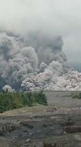 9K views · 227 reactions | Potente erupción registra el Volcán Monte Semeru de Java, #Indonesia. (04.12.2022). Al menos 1.979 personas fueron desplazadas a refugios. Prohibición de acercarse en un radio de 8 kms del Volcán por lluvia de cenizas o nuevas explosiones. Sin víctimas fatales. | Informaciones Chile | Facebook