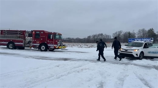TEAMWORK! The LEX 18 team had a minor hiccup this morning before the morning show as a Lexington fire crew swooped in to push their vehicle out of the heavy snow that is blanketing the roadways. (🎥: Reporter Ellen Ice) | LEX 18