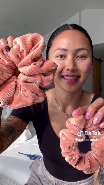 asmr make an XXL Scrunchie with me ✨ p.s. this is the Jessia named after @JESSIA 🍑✨ #smallbusiness #elasticingscrunchies #makingscrunchies #scrunchies #handmadewithlove #scrunchietutorial #asmrsounds #asmr