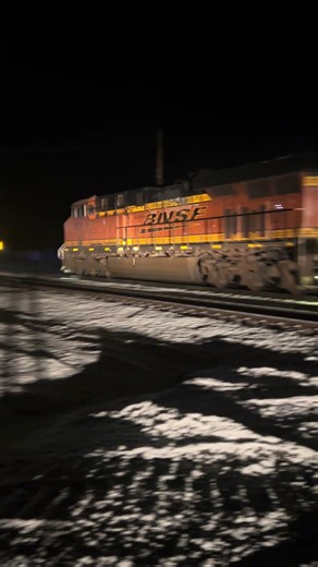 BNSF ES44C4 7833 as a DPU for an empty grain train.