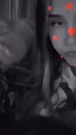 Sophie Potter on Instagram: "日本正在使用“冷却沥青”来降低城市温度。 这种特殊的道路材料能够反射更多的阳光,减少热量的吸收。普通沥青会吸收大量太阳辐射,使城市温度升高,而冷却沥青表面含有特殊成分,可以降低路面温度。当阳光照射到路面时,更多的热量被反射回空气中,而不是被储存在地面里。在炎热的夏季,这种技术可以使路面温度降低10到15摄氏度,从而减少城市热岛效应。更凉爽的道路还能降低周围建筑的温度,减少空调的使用,节省能源。在东京等大城市,这种技术正在逐步推广,帮助城市变得更加宜居和环保。这种方法利用材料科学改善日常环境,是可持续城市发展的重要一步。#日本#知识#事实#你知道吗#推荐科技创新 城市环境热门"